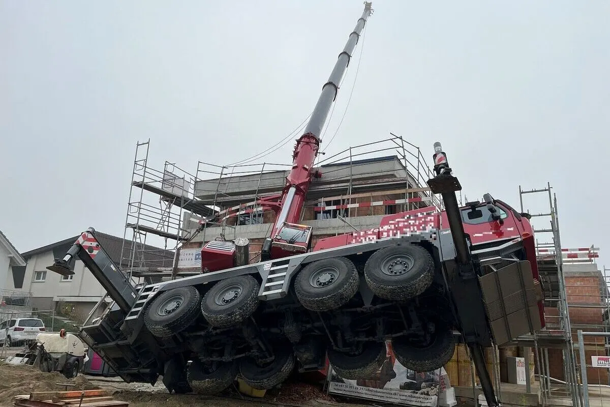 Wahlen bei Laufen BL - Pneukran auf einer Baustelle umgekippt