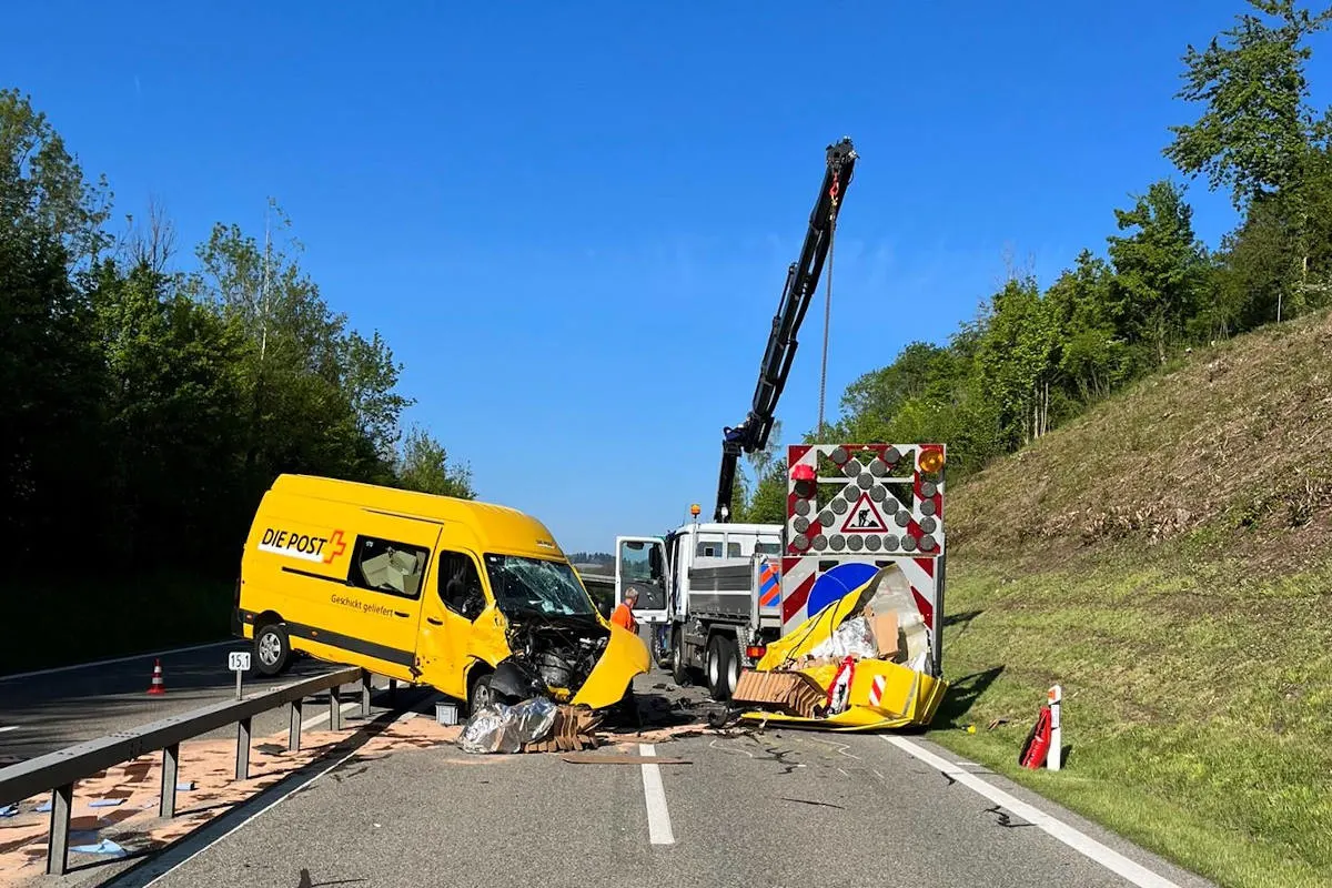 Chaos auf der A52 bei Grüningen ZH – Auffahrunfall führt zu massiver Verkehrsbehinderung