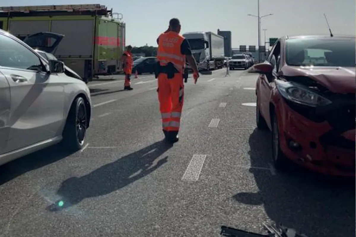 Unfall beim Flughafen in Kloten ZH – Drei Autos kollidieren im Feierabendverkehr