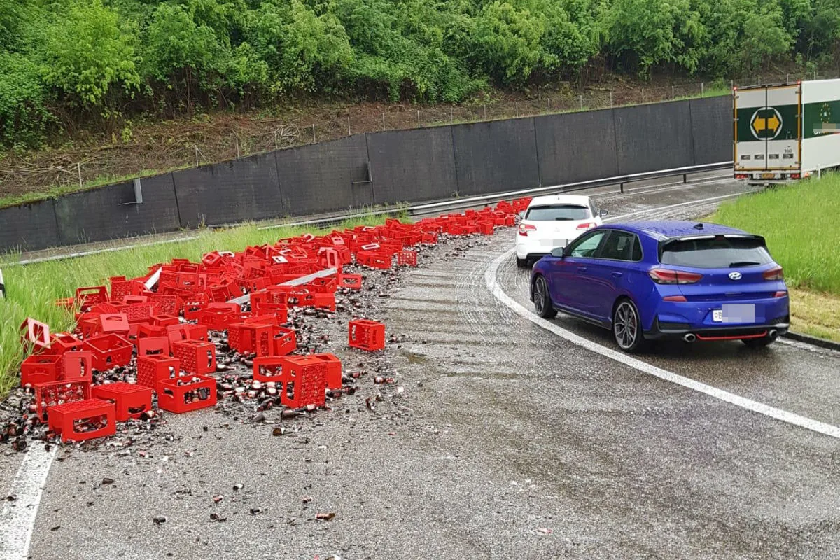 A3/Rheinfelden AG - Sattelzug verliert Ladung 