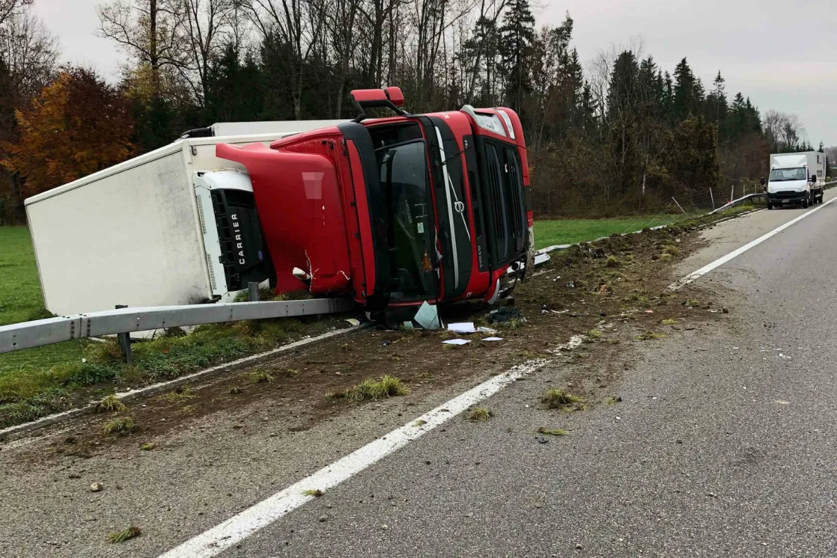 Züberwangen SG -Lastwagen gekippt