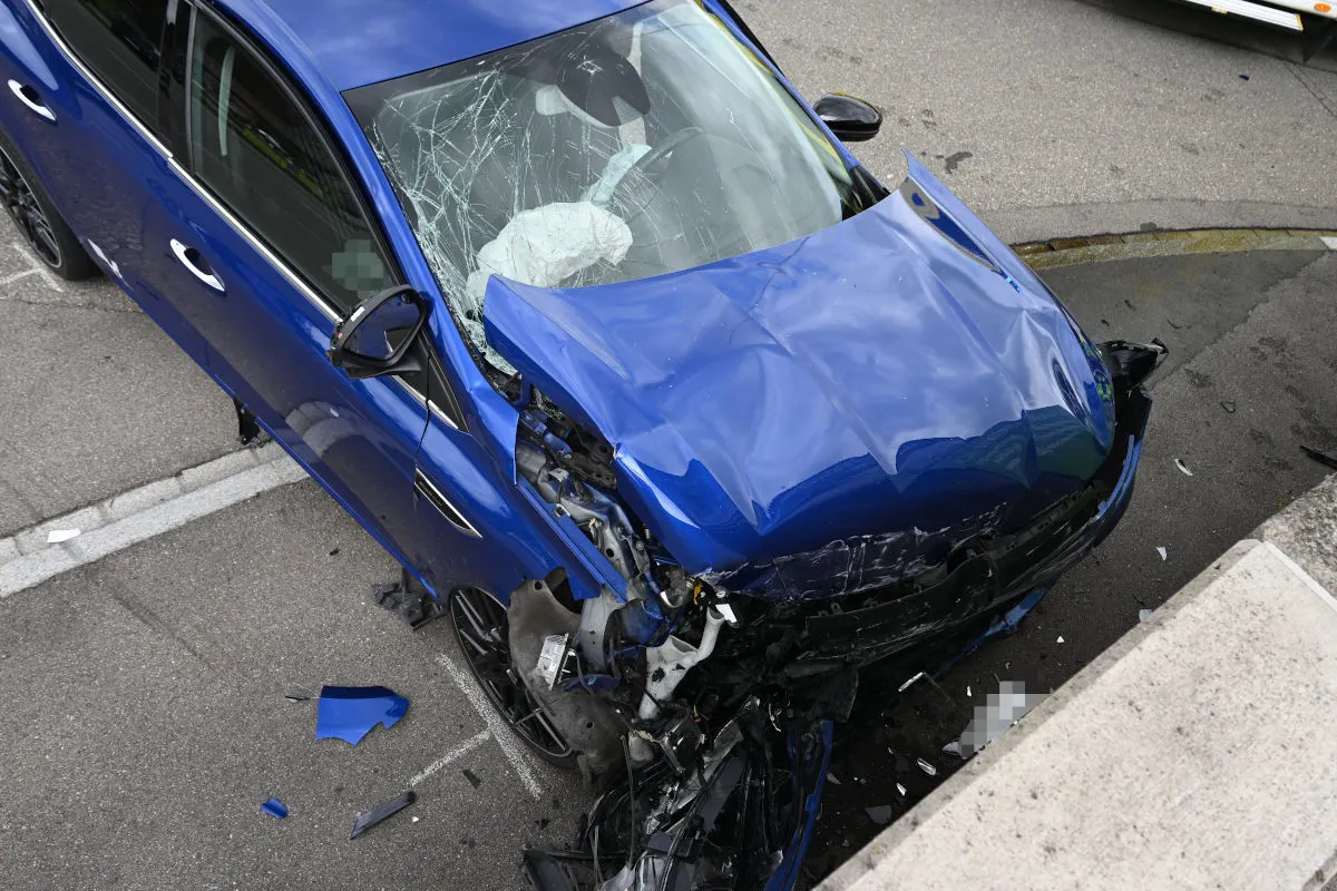 Unfall in Wil SG – Mit Auto in Betonmauer gekracht
