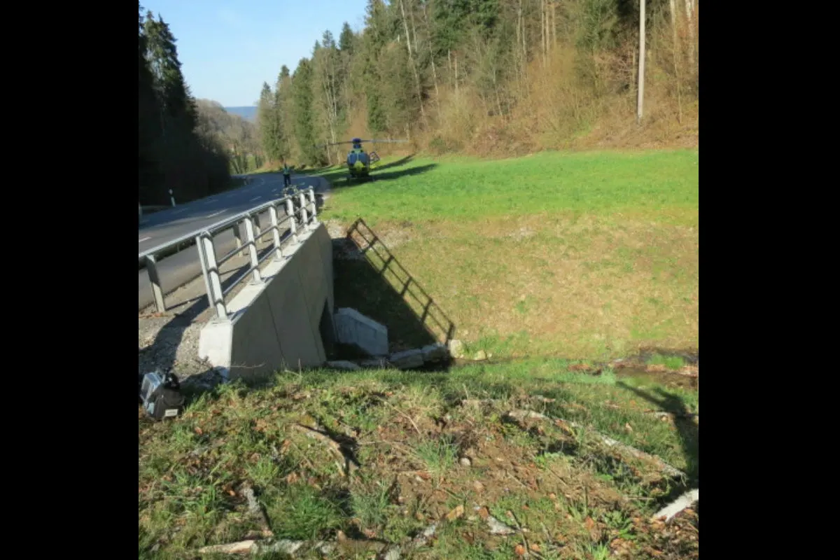 Eiken AG  - Velofahrer stürzte in Bachbett 