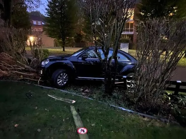 Schiffdorf – 58-Jährige landet mit 2,5 Promille samt Auto im Vorgarten