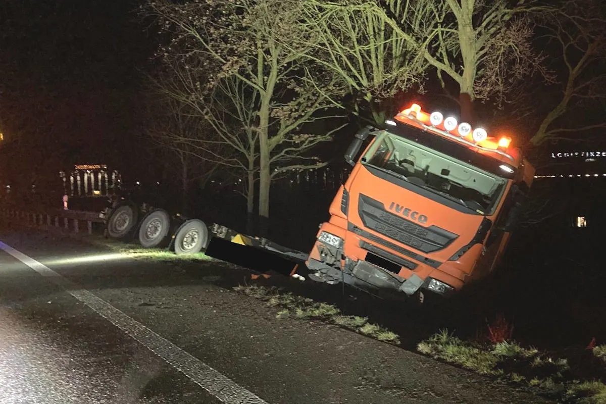 Lübbecke – Lastwagen rutscht in Graben