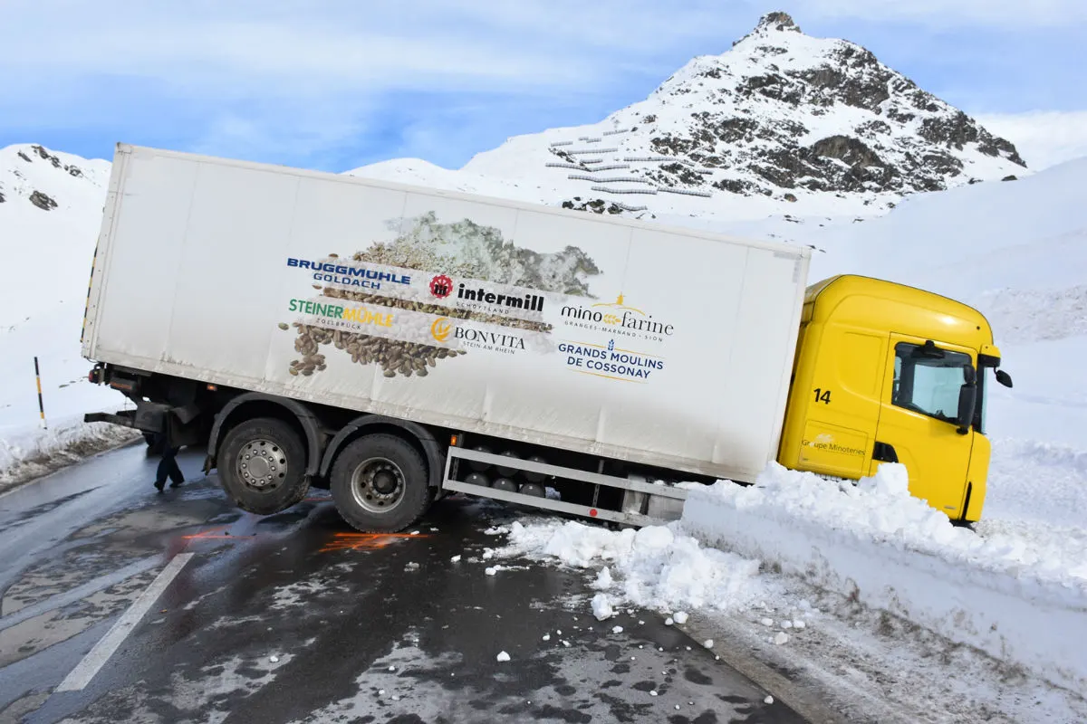 Bivio GR - Lastwagen blockiert Julierstrasse 
