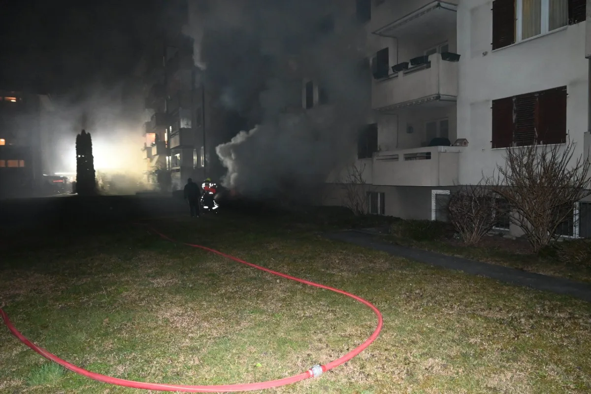 Schmerikon SG - Brand in Kellerabteil - Mehrere Personen mussten evakuiert werden