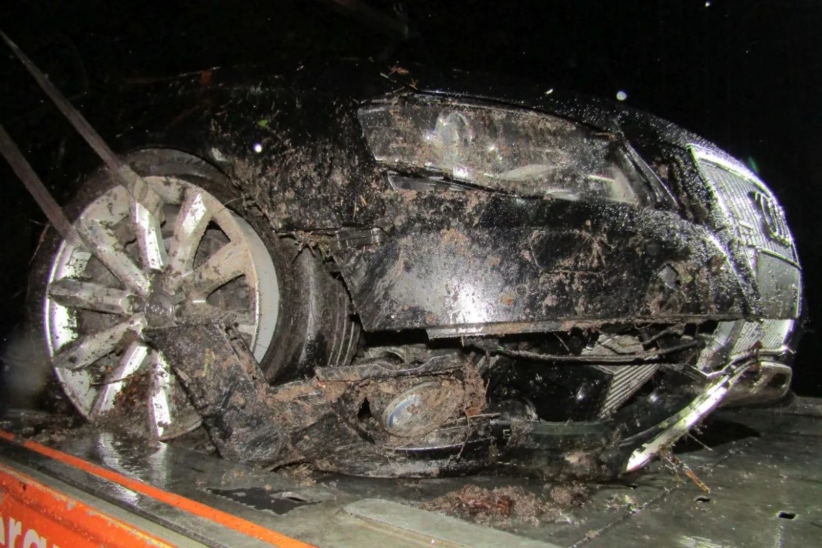 Glarus - Audi-Lenker baut auf der Klöntalerstrasse Selbstunfall und verlässt Unfallort - Fahrer hatte keinen gültigen Führerschein