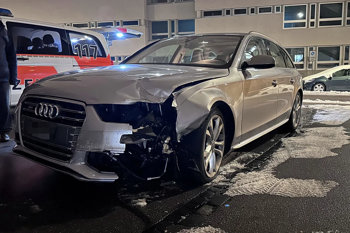 St.Gallen – Verkehrsteiler bei Unfall aus der Verankerung gerissen und gegen Auto geschleudert
