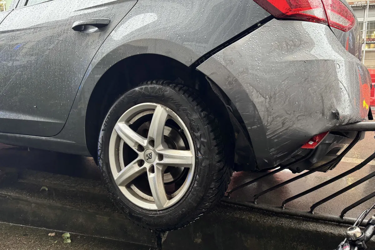 Stadt St. Gallen. SG - Autofahrerin kollidiert mit Metallzaun