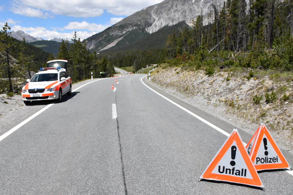 Zernez GR - Selbstunfall mit Motorrad