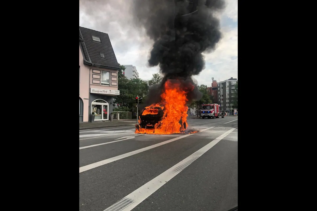 Neuss – Pkw brennt komplett aus