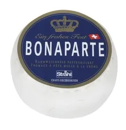 Ein runder Käse mit einem dunkelblauen Etikett, darauf die Aufschrift 'Bonaparte' und eine kleine Schweizer Flagge.