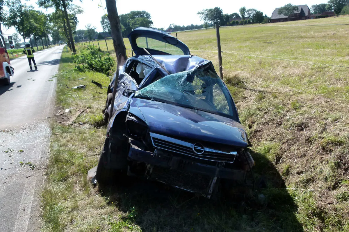 Fahranfänger prallt mit Auto gegen Baum