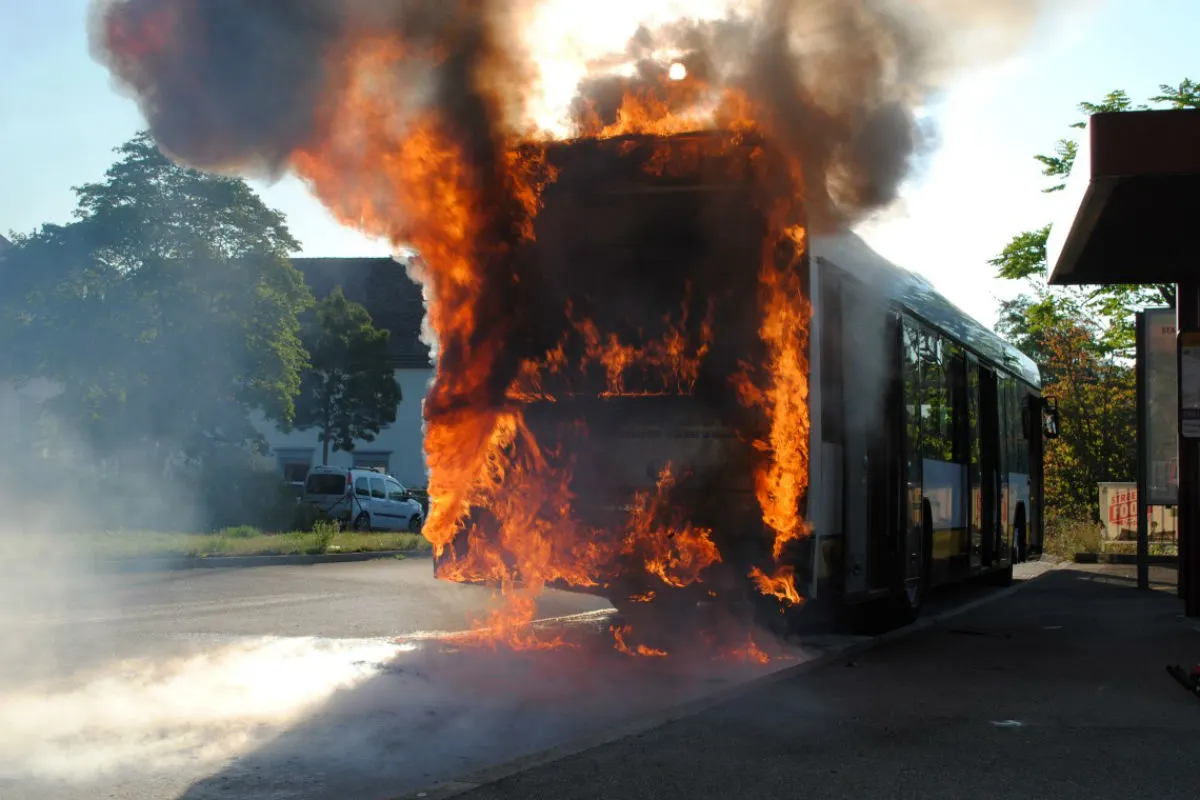 Schaffhausen SH - Linienbus geht in Flammen auf