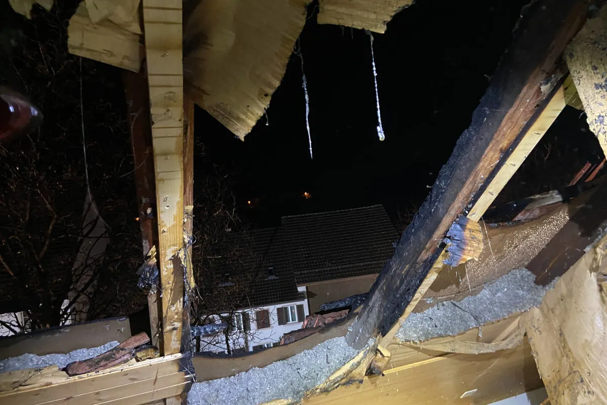 Hornussen AG – Dachstockwohnung durch Brand zerstört