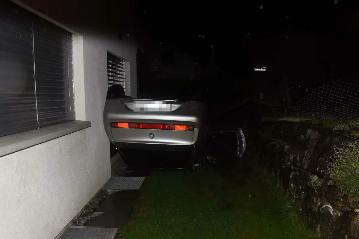 Marbach SG - 36-Jähriger baut mit Alfa Spider spektakulären Unfall