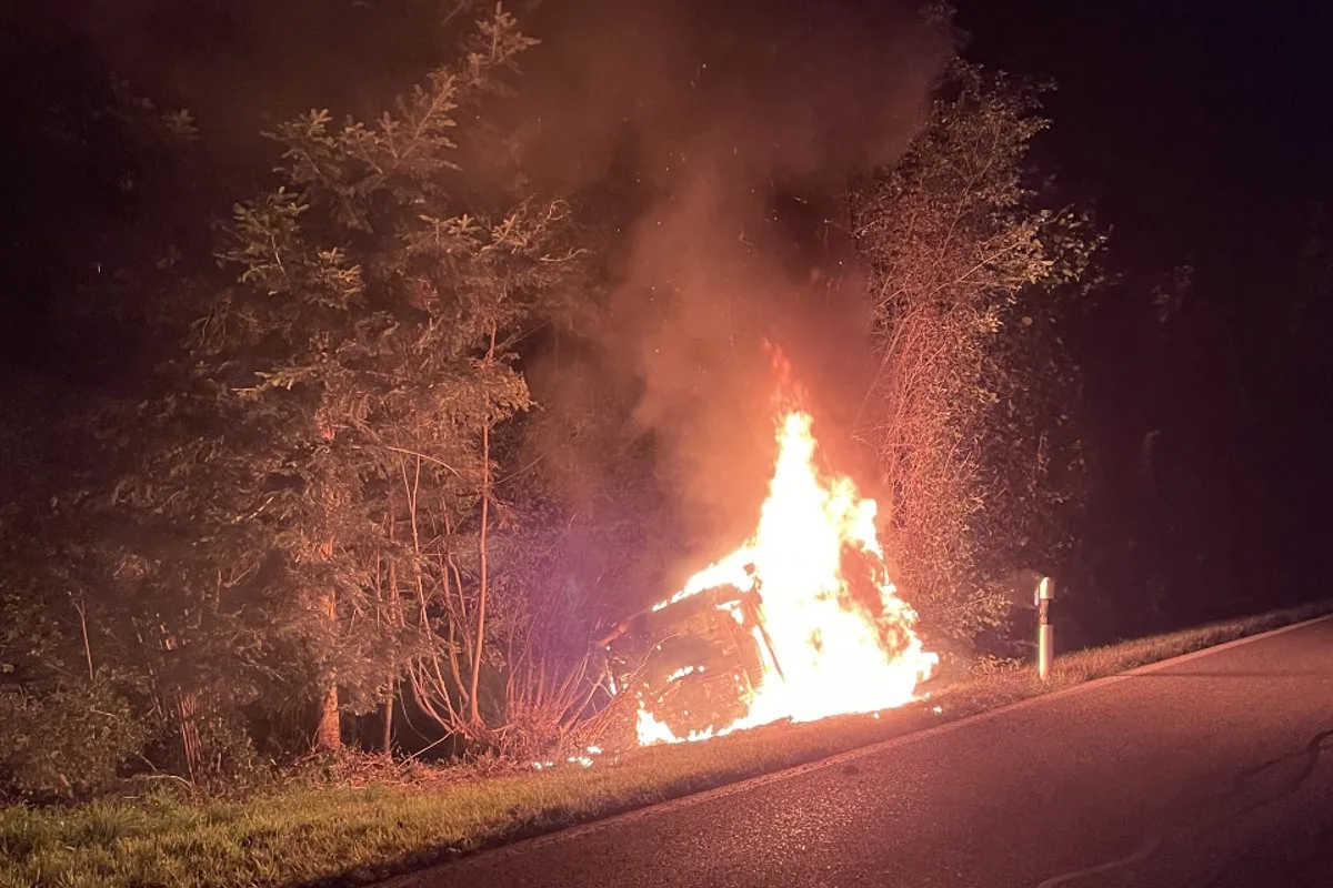 Merenschwand AG - VW Passat nach Unfall in Brand geraten
