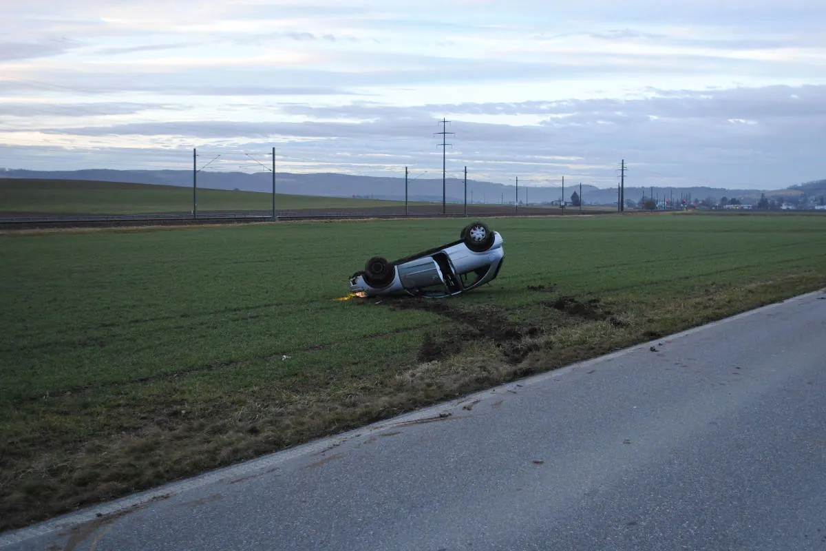 Wilchingen SH – Auto überschlägt sich und landet im Acker