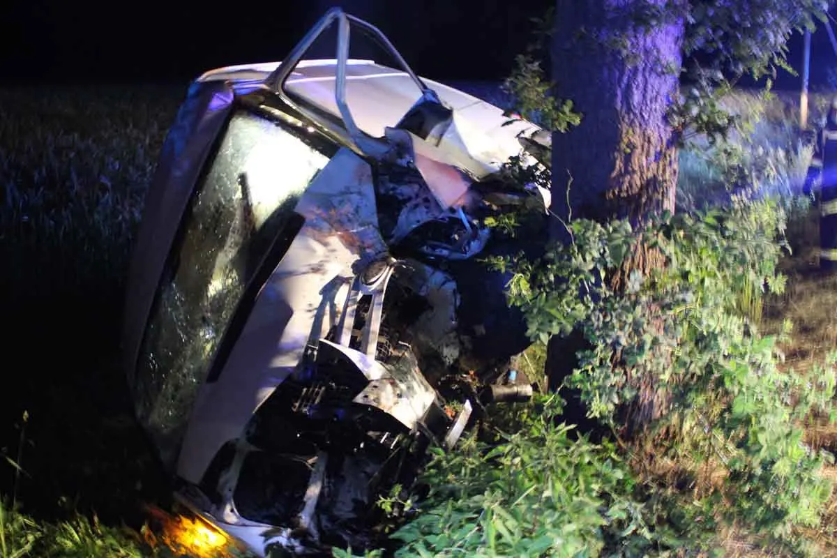 Stemwede - Ford kracht frontal gegen Baum - Junger Fahrer gestorben
