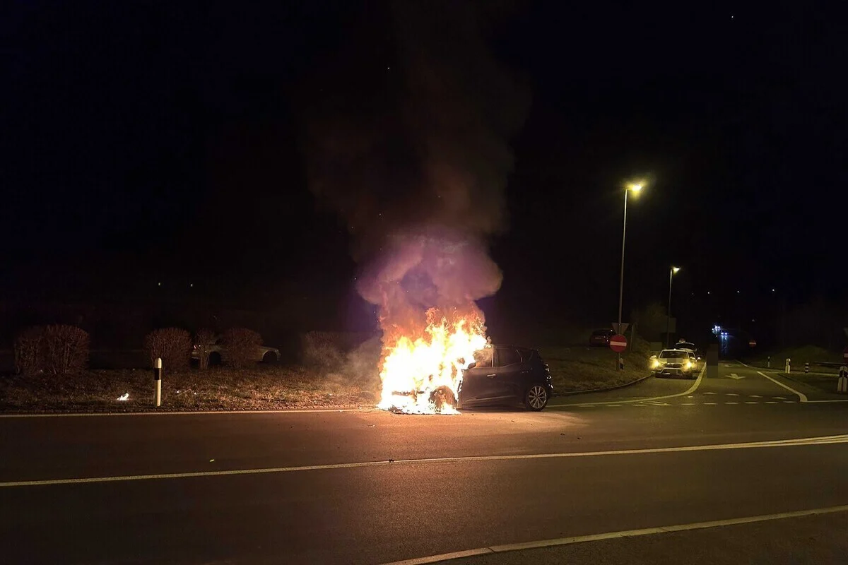 Effingen AG – Auto gerät auf A3 in Brand