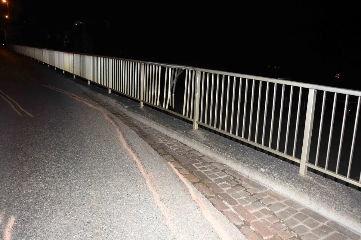 Unfall in Kaltbrunn SG - Gegen Geländer geprallt und davongefahren