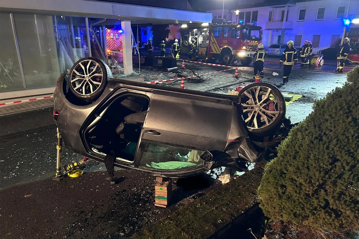 Olsberg NW – Drei Schwerverletzte nach Kollision mit Schaufenster