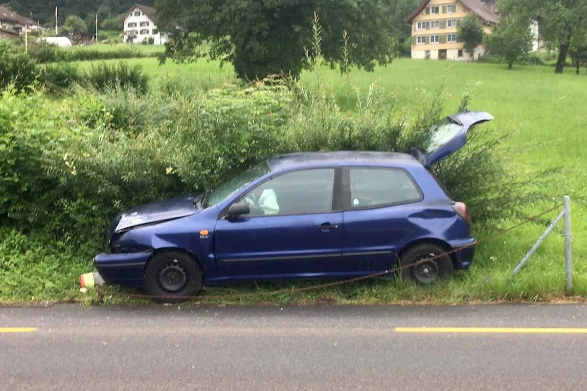 Bilten GL – Unfall endet im Gebüsch