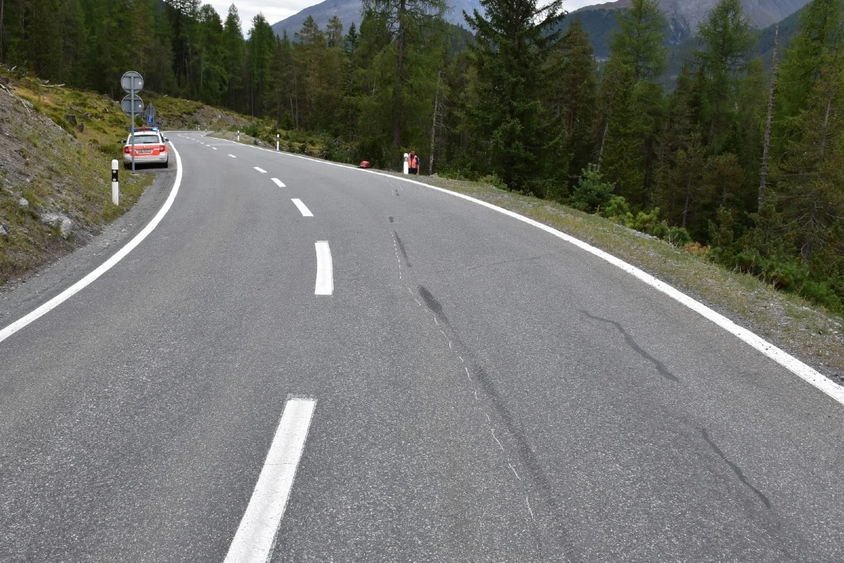 Zernez GR - Motorradfahrer schwer verletzt