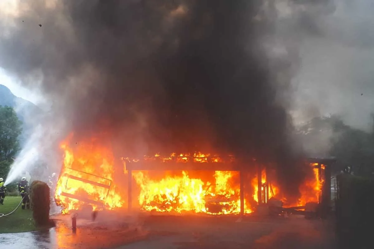 Brand in Hermagor - Mehrere Fahrzeuge bei Feuer zerstört