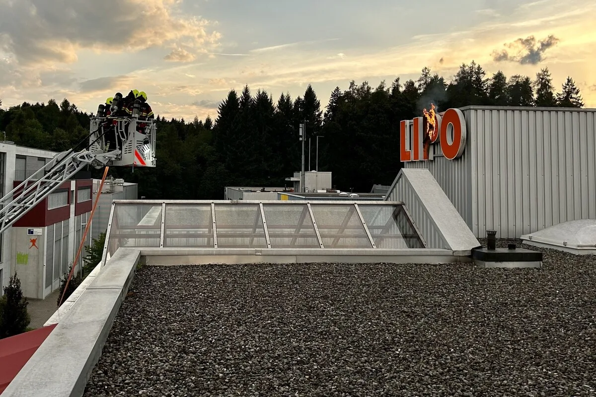 Pfäffikon SZ - Leuchtreklame in Brand geraten 
