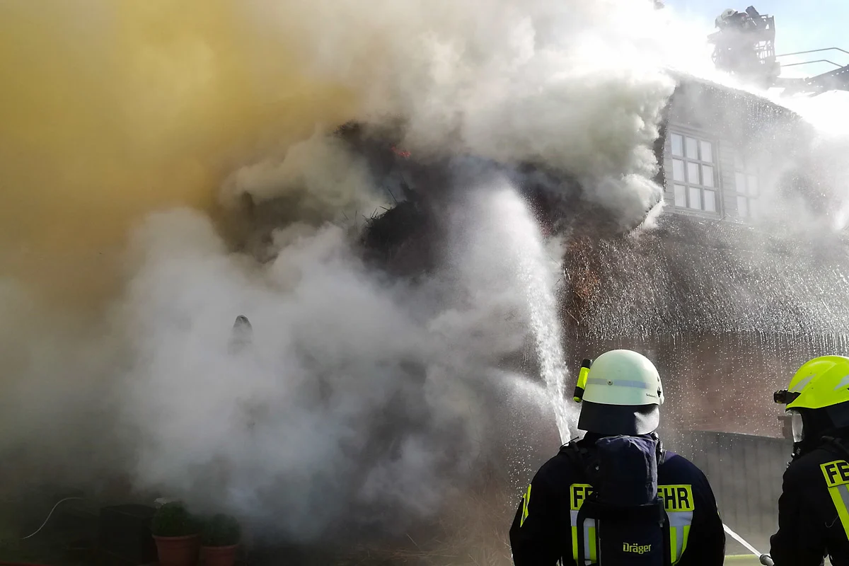 Stafstedt - Feuer zerstört Reetdachhaus