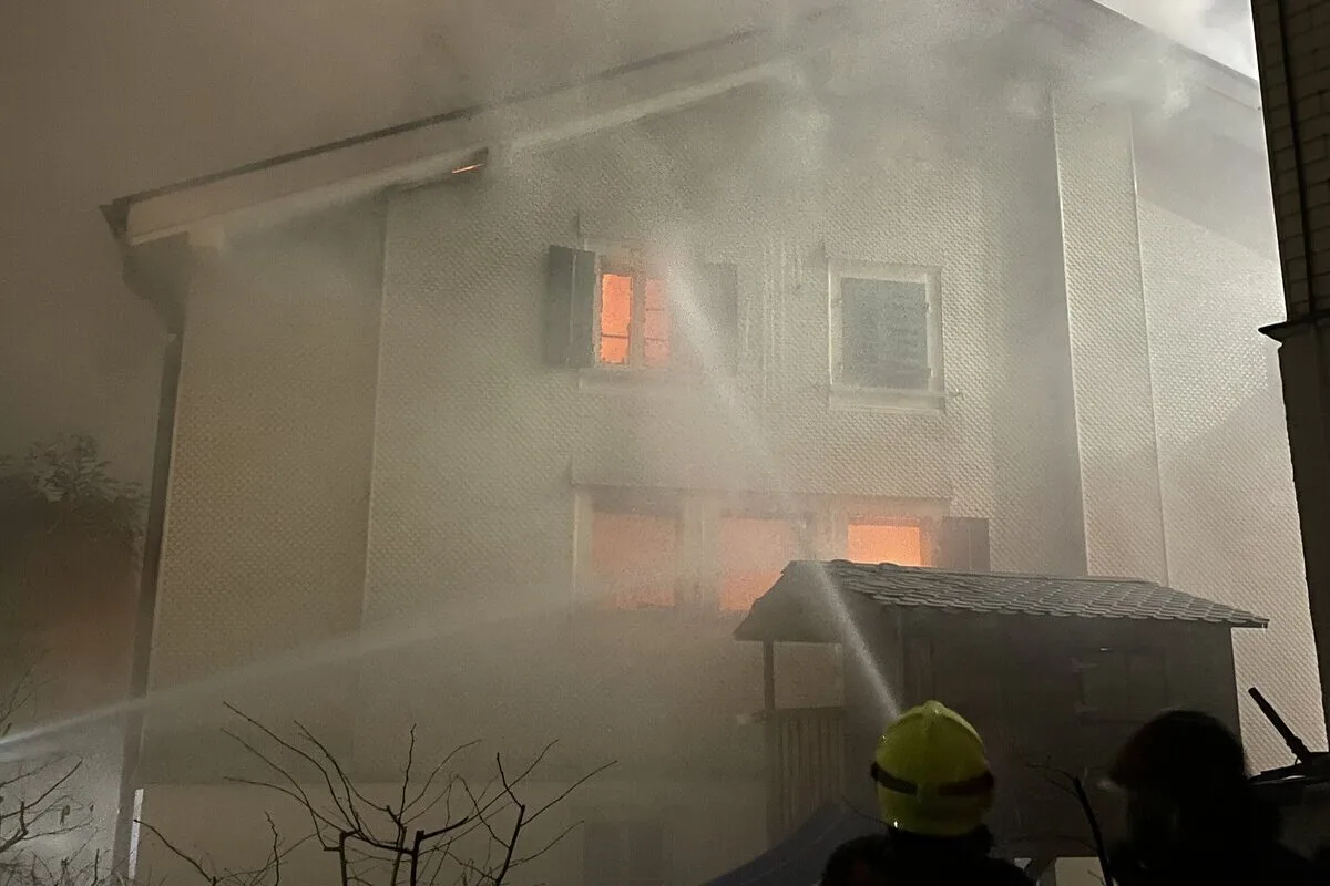 Brunnen SZ - Bahnhofstrasse wegen Brand die ganze Nacht gesperrt