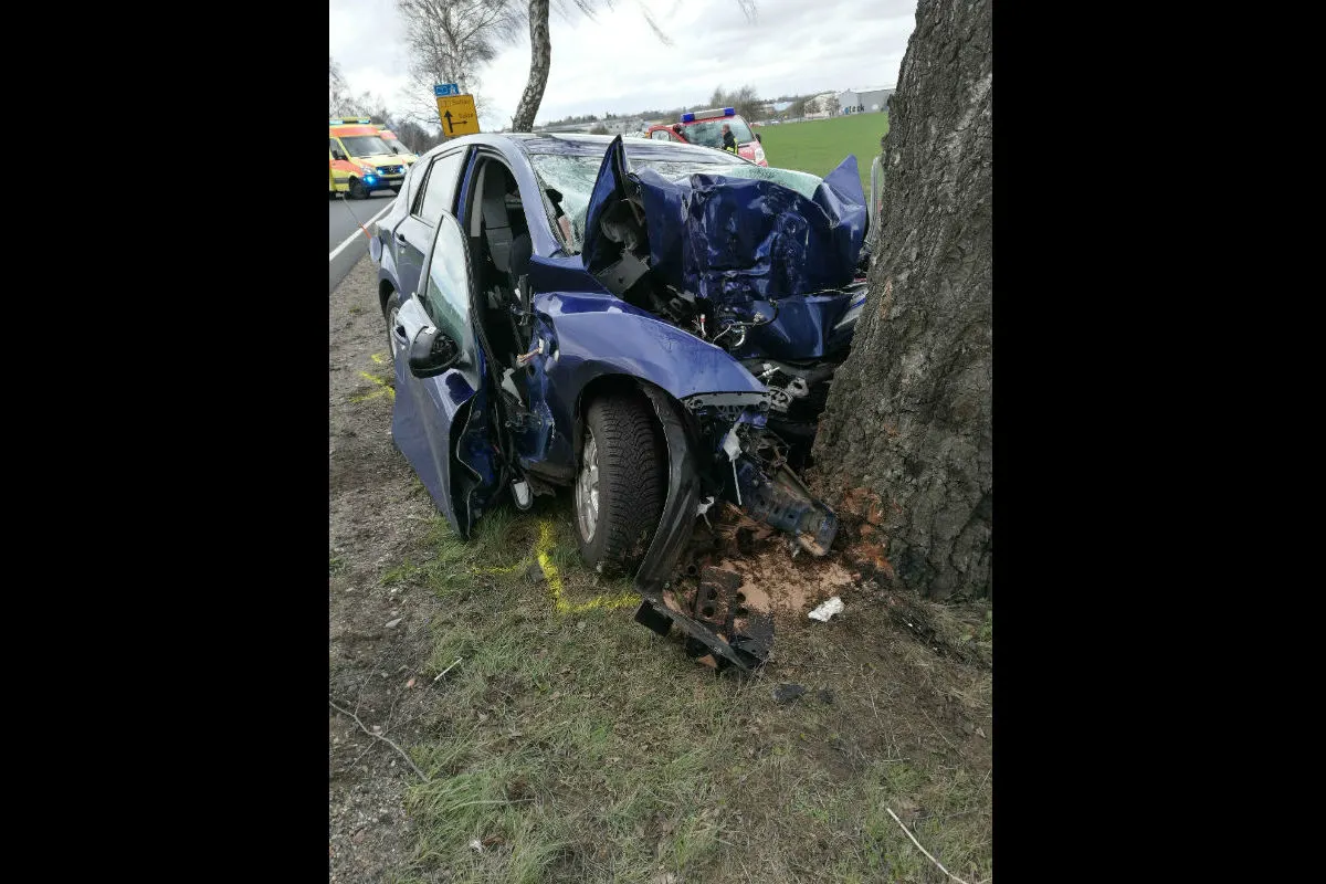 Auto kracht gegen Baum - Mutter (30) und Kind (5) verletzt