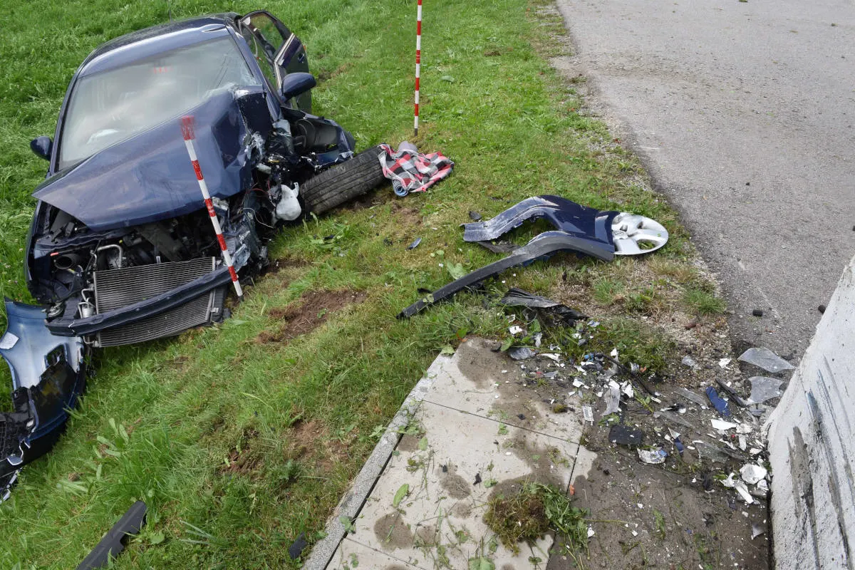 Heftiger Unfall in Marbach LU – Von der Strasse abgekommen und in Mauer geprallt