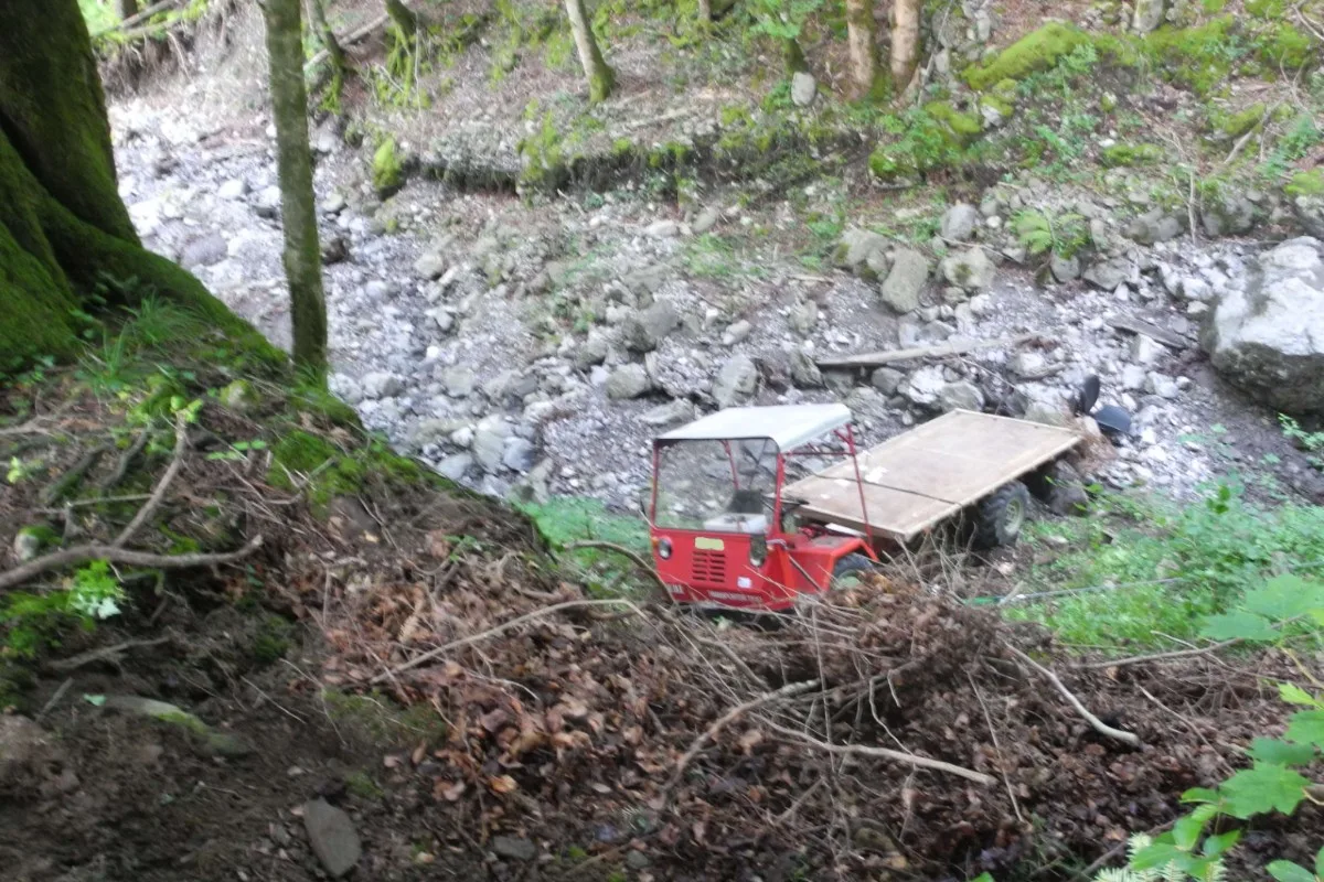 Tragischer Unfall in Rickenbach SZ -  Mit Motorkarren in Bachbett gestürzt - Mann eingeklemmt!