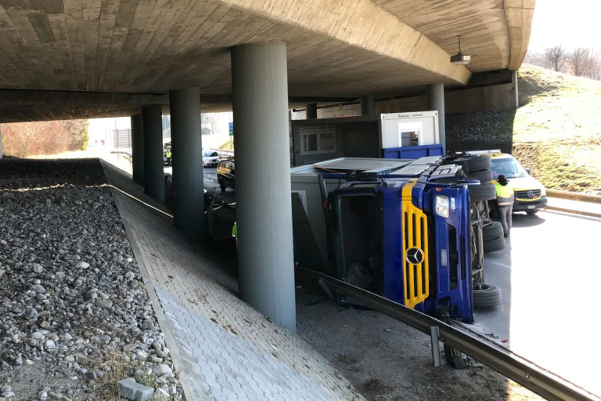 Rossens FR - Lastwagen auf die Seite gekippt