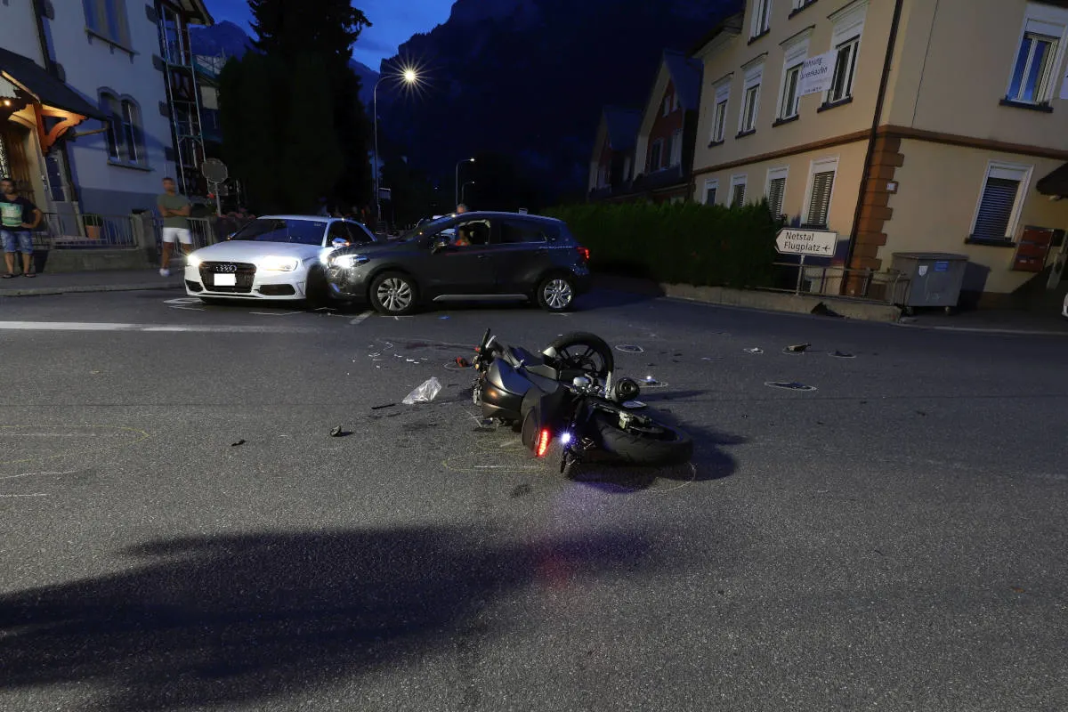 Mollis GL - Schwerer Verkehrsunfall