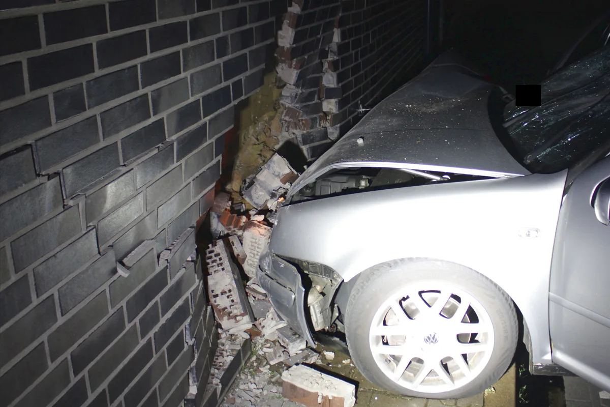 Preußisch Oldendorf NW – Fahrer verursacht Unfall und flüchtet mit seinen Beifahrern