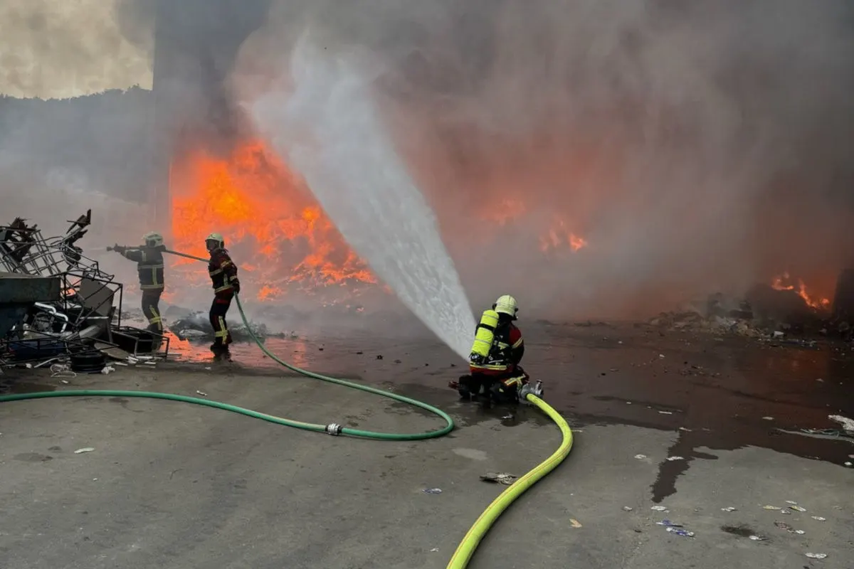 Lucens VD – Lagerhaus einer Recyclingfirma in Brand