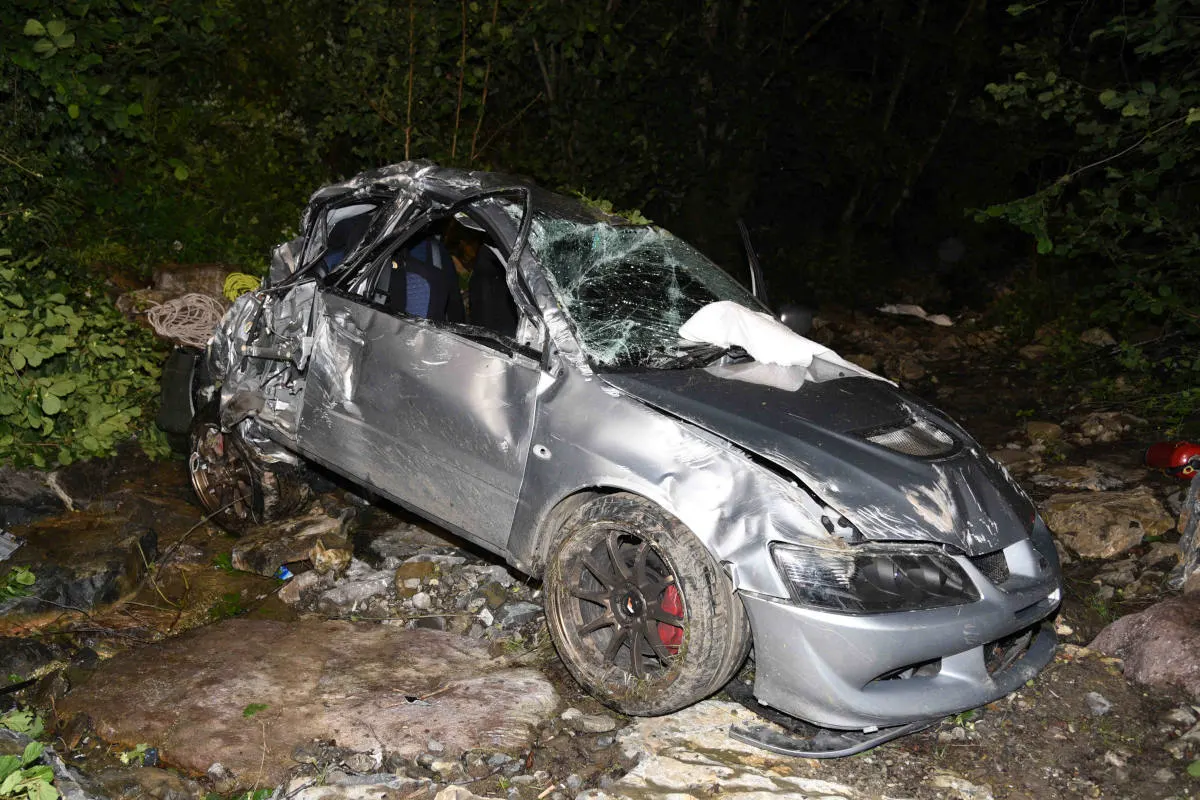 Innerthal SZ - Schwerer Verkehrsunfall fordert ein Todesopfer