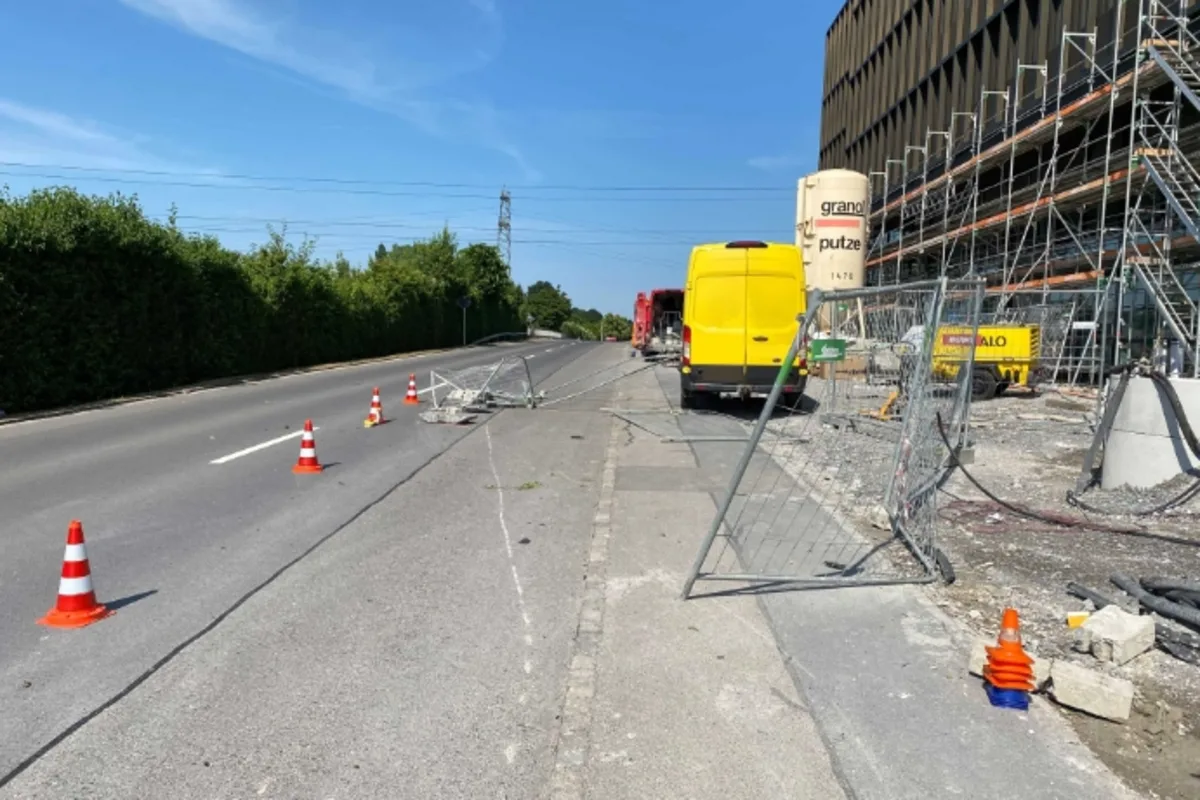 Unfall in Risch Rotkreuz ZG - Eine Person während Flucht vor der Polizei verletzt 