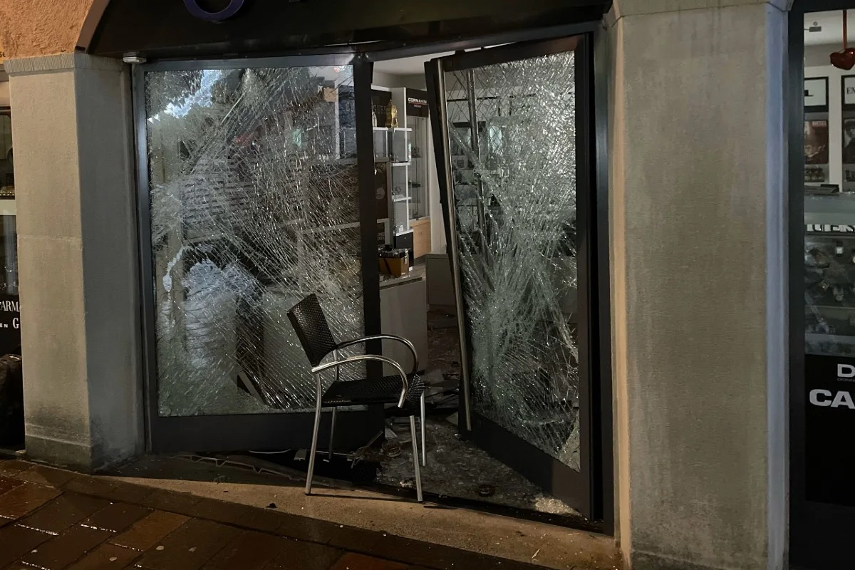 Winterthur ZH  - Mit gestohlenem Auto Eingangstüre von Schmuckgeschäft gerammt und Laden ausgeraubt
