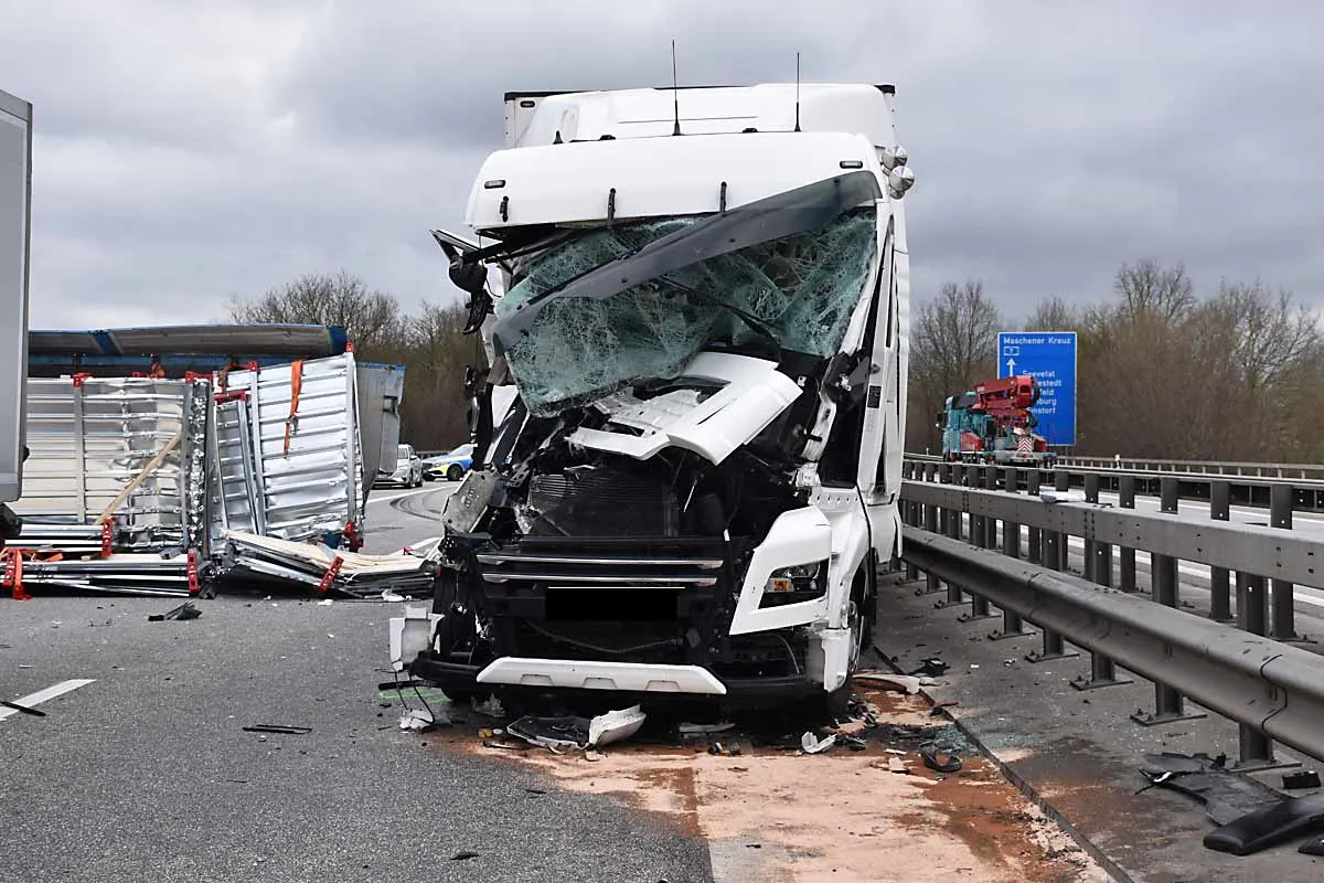 Fleestedt - Schwerer Lkw-Unfall auf der Autobahn