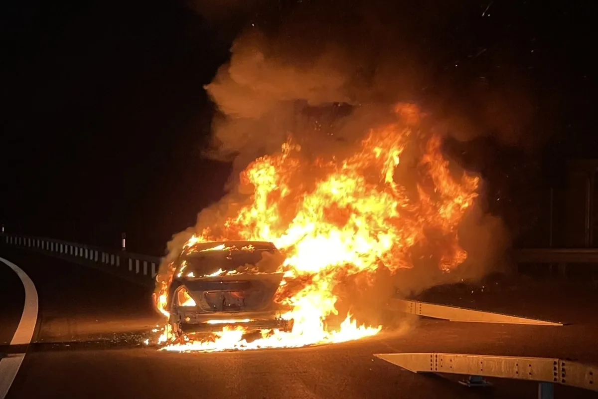 Steinen SZ - Auto brennt auf der Autobahn A4 aus