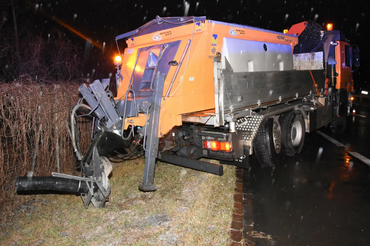Buchs SG - Fahrunfähiger Autolenker kollidiert mit Salzlastwagen