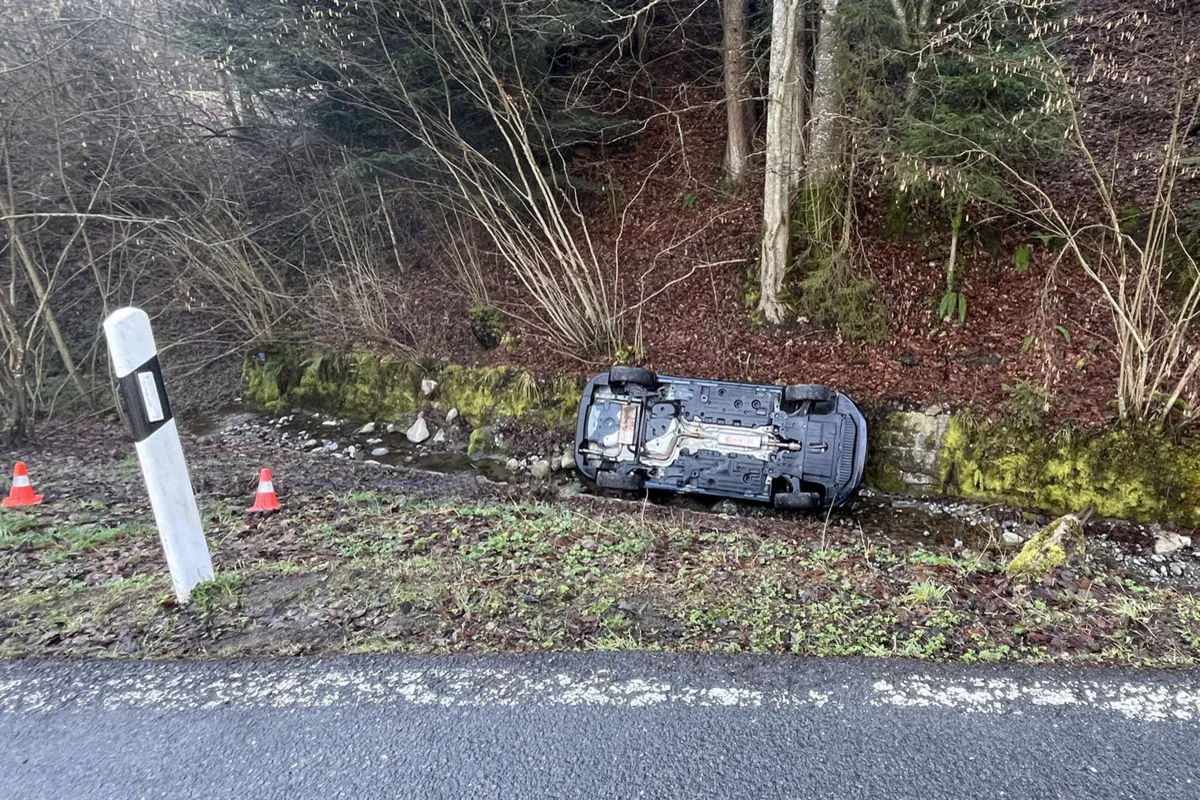 Kriens LU - Im Bachbett gelandet - Strasse nach Unfall gesperrt