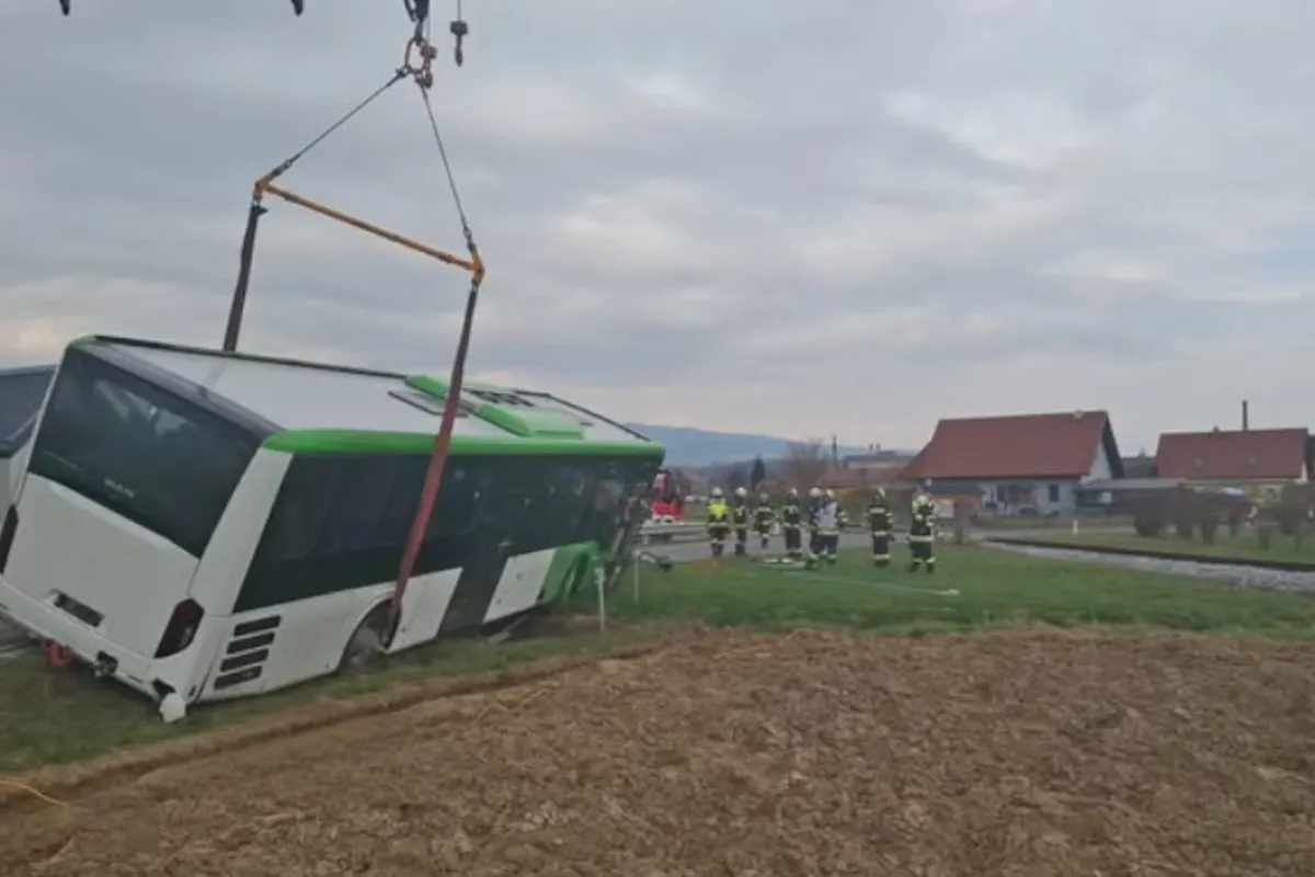 Stainz – Linienbus rutscht bei Unfall in Graben