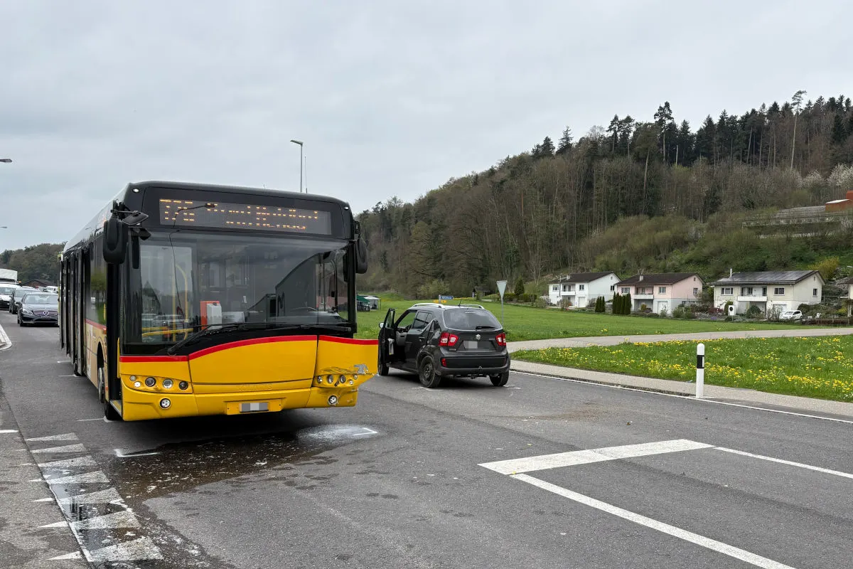 Züberwangen SG – Kollision zwischen Auto und Postauto