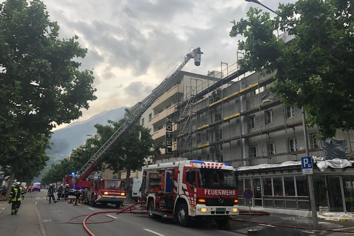 Naters VS - Brand in Hotel verursacht grossen Sachschaden - Gast rettet sich